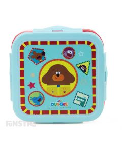 Duggee is surrounded by the cast of the show with Norrie, Roly, Betty, Tag and Happy on this fun lunch box container.