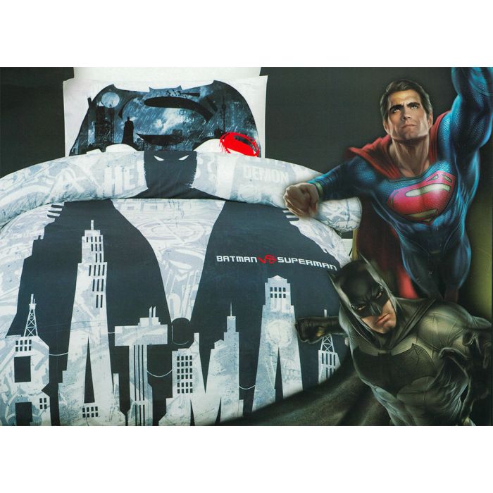 Batman takes on the Man of Steel in a battle like no other on this Batman v Superman: Dawn of Justice bedding set.