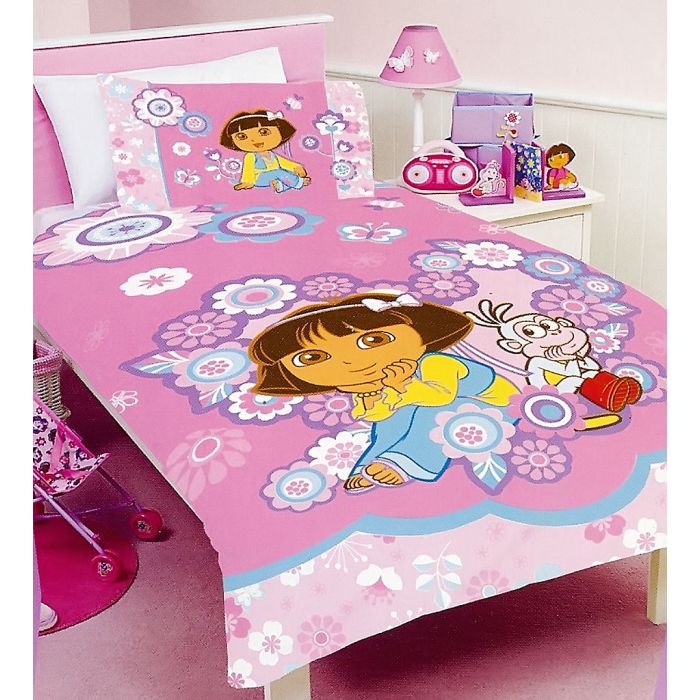 Nickelodeon's Dora and Boots are fabulosa and surrounded by flowers on this duvet set.